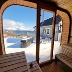Discover The Ultimate Aurora Escape With A Cozy Outdoor Sauna And Hot Tub * Karlsøy