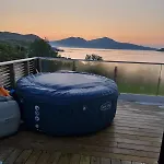 بيت للعطل Discover The Ultimate Aurora Escape With A Cozy Outdoor Sauna And Hot Tub Karlsøy