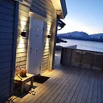 بيت للعطل Discover The Ultimate Aurora Escape With A Cozy Outdoor Sauna And Hot Tub