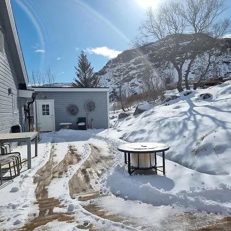 Discover The Ultimate Aurora Escape With A Cozy Outdoor Sauna And Hot Tub *