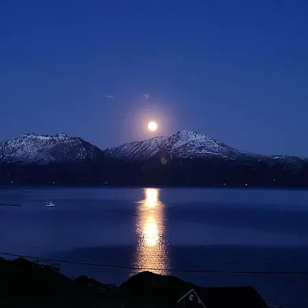 Dom wakacyjny Discover The Ultimate Aurora Escape With A Cozy Outdoor Sauna And Hot Tub Karlsøy