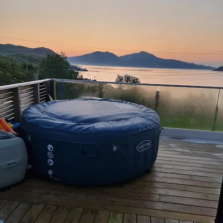 Tatil Evi Discover The Ultimate Aurora Escape With A Cozy Outdoor Sauna And Hot Tub Karlsøy