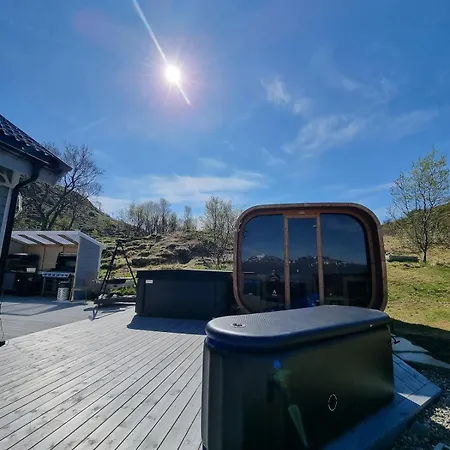 Dom wakacyjny Discover The Ultimate Aurora Escape With A Cozy Outdoor Sauna And Hot Tub Karlsøy