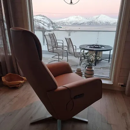 Dom wakacyjny Discover The Ultimate Aurora Escape With A Cozy Outdoor Sauna And Hot Tub Karlsøy