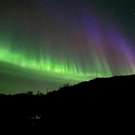 Discover The Ultimate Aurora Escape With A Cozy Outdoor Sauna And Hot Tub *