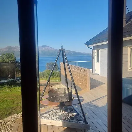 Discover The Ultimate Aurora Escape With A Cozy Outdoor Sauna And Hot Tub 度假居