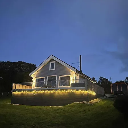 Discover The Ultimate Aurora Escape With A Cozy Outdoor Sauna And Hot Tub *