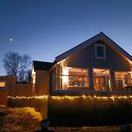 Discover The Ultimate Aurora Escape With A Cozy Outdoor Sauna And Hot Tub *