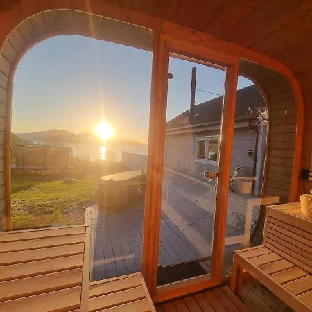 Discover The Ultimate Aurora Escape With A Cozy Outdoor Sauna And Hot Tub Dom wakacyjny Karlsøy