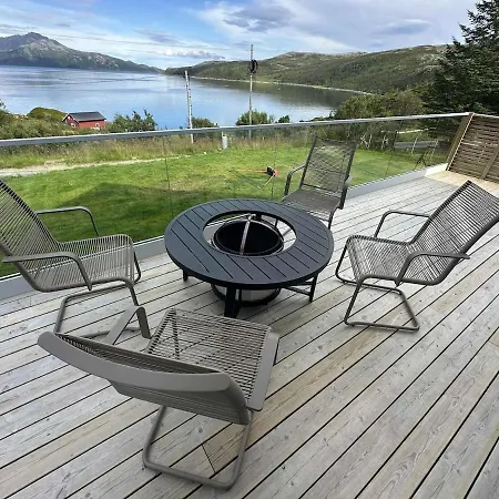 Discover The Ultimate Aurora Escape With A Cozy Outdoor Sauna And Hot Tub *