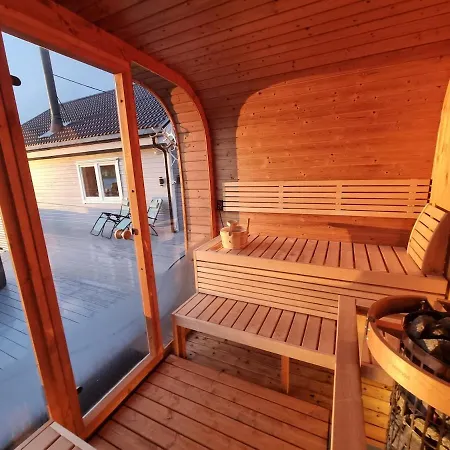 Discover The Ultimate Aurora Escape With A Cozy Outdoor Sauna And Hot Tub 度假居