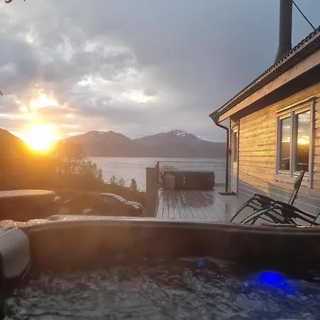 Discover The Ultimate Aurora Escape With A Cozy Outdoor Sauna And Hot Tub *