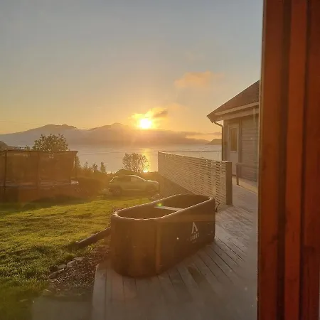 Discover The Ultimate Aurora Escape With A Cozy Outdoor Sauna And Hot Tub * Karlsøy