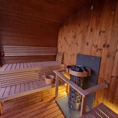 Discover The Ultimate Aurora Escape With A Cozy Outdoor Sauna And Hot Tub 度假居
