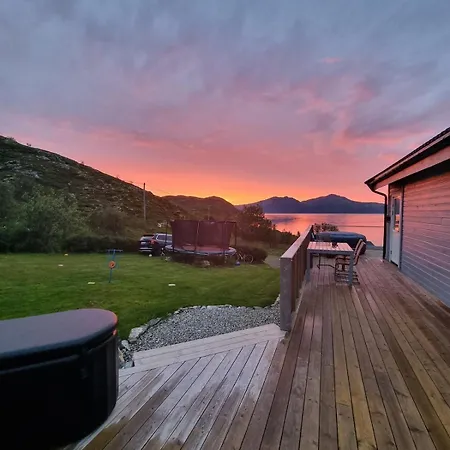 Dom wakacyjny Discover The Ultimate Aurora Escape With A Cozy Outdoor Sauna And Hot Tub Karlsøy