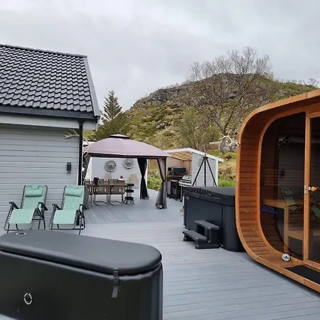 Discover The Ultimate Aurora Escape With A Cozy Outdoor Sauna And Hot Tub *