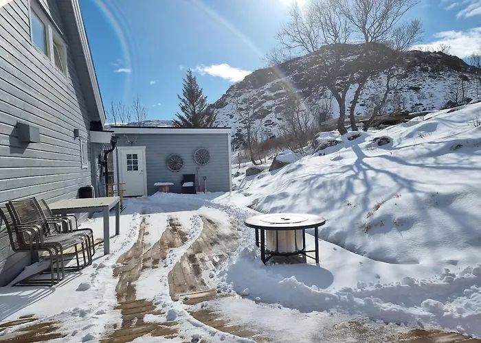 Discover The Ultimate Aurora Escape With A Cozy Outdoor Sauna And Hot Tub *