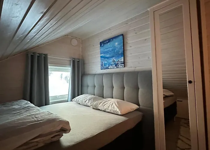 Discover The Ultimate Aurora Escape With A Cozy Outdoor Sauna And Hot Tub *