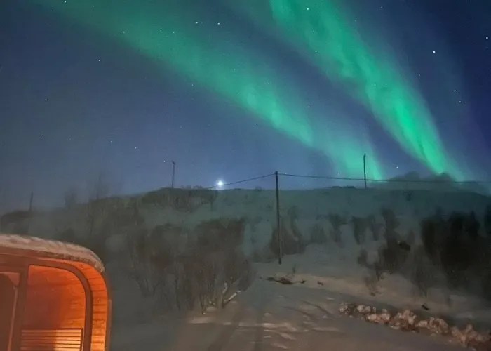 Discover The Ultimate Aurora Escape With A Cozy Outdoor Sauna And Hot Tub בית נופש