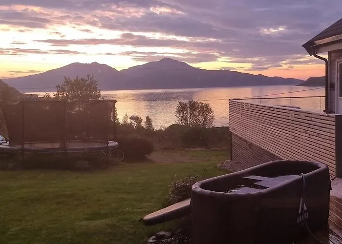 Ferienhaus Discover The Ultimate Aurora Escape With A Cozy Outdoor Sauna And Hot Tub Karlsøy
