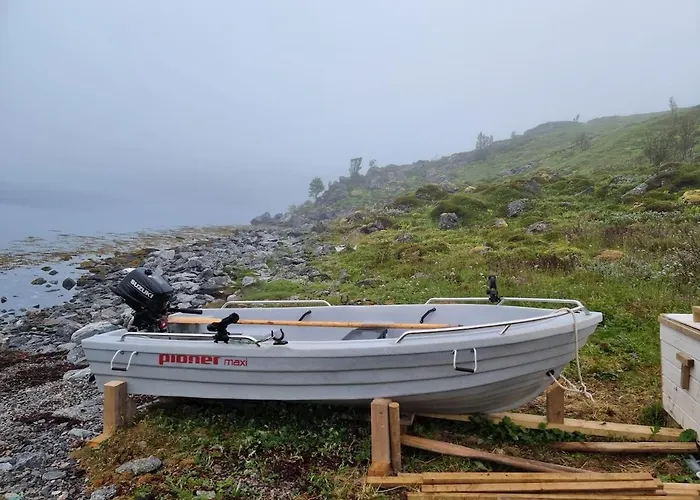 Discover The Ultimate Aurora Escape With A Cozy Outdoor Sauna And Hot Tub *
