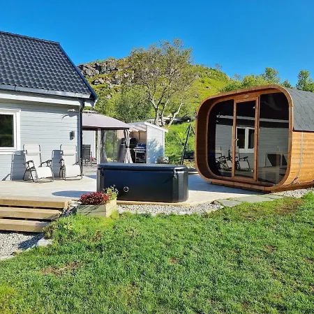 Discover The Ultimate Aurora Escape With A Cozy Outdoor Sauna And Hot Tub Hébergement de vacances Karlsøy