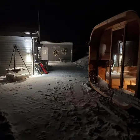 Discover The Ultimate Aurora Escape With A Cozy Outdoor Sauna And Hot Tub Hébergement de vacances Karlsøy