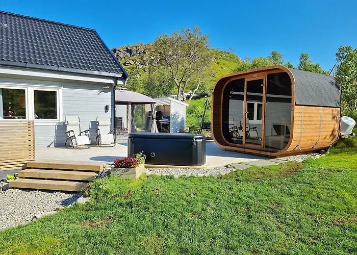 Discover The Ultimate Aurora Escape With A Cozy Outdoor Sauna And Hot Tub Hébergement de vacances Karlsøy