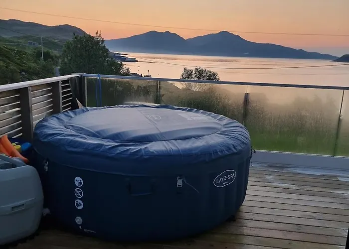 Hébergement de vacances Discover The Ultimate Aurora Escape With A Cozy Outdoor Sauna And Hot Tub Karlsøy